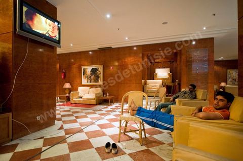 Occupation depuis le 14 février de l'Hotel Africa par une soixantaine d'employés depuis la fermeture de l'hôtel par la direction. La revendication porte principalement sur la titularisation des employés de plus de 4 ans et les indémnités de départs pour les autres. Ils occupent jour et nuit l'hôtel dormant dans le hall de réception.