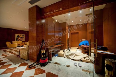 Occupation depuis le 14 février de l'Hotel Africa par une soixantaine d'employés depuis la fermeture de l'hôtel par la direction. La revendication porte principalement sur la titularisation des employés de plus de 4 ans et les indémnités de départs pour les autres. Ils occupent jour et nuit l'hôtel dormant dans le hall de réception.