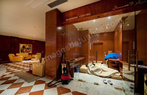 Occupation depuis le 14 février de l'Hotel Africa par une soixantaine d'employés depuis la fermeture de l'hôtel par la direction. La revendication porte principalement sur la titularisation des employés de plus de 4 ans et les indémnités de départs pour les autres. Ils occupent jour et nuit l'hôtel dormant dans le hall de réception.
