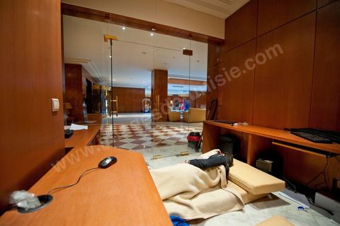 Occupation depuis le 14 février de l'Hotel Africa par une soixantaine d'employés depuis la fermeture de l'hôtel par la direction. La revendication porte principalement sur la titularisation des employés de plus de 4 ans et les indémnités de départs pour les autres. Ils occupent jour et nuit l'hôtel dormant dans le hall de réception.