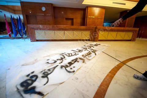 Occupation depuis le 14 février de l'Hotel Africa par une soixantaine d'employés depuis la fermeture de l'hôtel par la direction. La revendication porte principalement sur la titularisation des employés de plus de 4 ans et les indémnités de départs pour les autres. Ils occupent jour et nuit l'hôtel dormant dans le hall de réception.