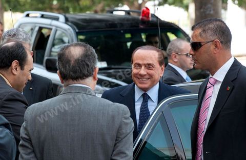 Silvio Berlusconi, President of the Italian Council, visited Tunisia to meet with Prime Minister Béji Caïd Essebsi. During a press conference, he announced the establishment of a Tunisian-Italian technical commission to "examine" the issue of immigration. In a brief statement, he noted that Italy would provide financial assistance to Tunisia to enable it to effectively control its coastline, without offering further details.“The urgent issue at hand is the high number of young Tunisians currently in Italy who wish to emigrate to Europe,” lamented the Italian prime minister.“The flow of migrants continues; on the night between Saturday and Sunday, 800 Tunisian migrants arrived, hence the need to find a solution,” he added.Mr. Berlusconi assured that “the repatriation of Tunisians will be carried out in a civilized manner,” emphasizing that the Italian government seeks “the best solutions, given the strong ties of friendship between the two countries.”Tensions have risen in recent days between the two countries over the issue of the mass departures of undocumented Tunisian migrants to Lampedusa.The small island, off the coast of Tunisia, has been overwhelmed by a wave of immigrants since the beginning of the year—more than 22,000, mostly Tunisians.