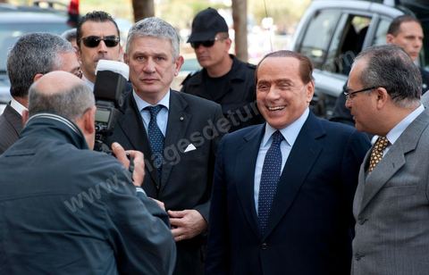 Silvio Berlusconi, President of the Italian Council, visited Tunisia to meet with Prime Minister Béji Caïd Essebsi. During a press conference, he announced the establishment of a Tunisian-Italian technical commission to "examine" the issue of immigration. In a brief statement, he noted that Italy would provide financial assistance to Tunisia to enable it to effectively control its coastline, without offering further details.“The urgent issue at hand is the high number of young Tunisians currently in Italy who wish to emigrate to Europe,” lamented the Italian prime minister.“The flow of migrants continues; on the night between Saturday and Sunday, 800 Tunisian migrants arrived, hence the need to find a solution,” he added.Mr. Berlusconi assured that “the repatriation of Tunisians will be carried out in a civilized manner,” emphasizing that the Italian government seeks “the best solutions, given the strong ties of friendship between the two countries.”Tensions have risen in recent days between the two countries over the issue of the mass departures of undocumented Tunisian migrants to Lampedusa.The small island, off the coast of Tunisia, has been overwhelmed by a wave of immigrants since the beginning of the year—more than 22,000, mostly Tunisians.