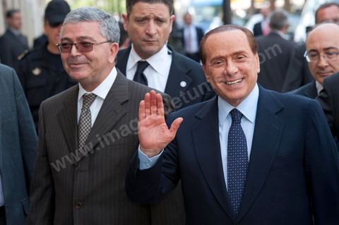 Silvio Berlusconi, President of the Italian Council, visited Tunisia to meet with Prime Minister Béji Caïd Essebsi. During a press conference, he announced the establishment of a Tunisian-Italian technical commission to "examine" the issue of immigration. In a brief statement, he noted that Italy would provide financial assistance to Tunisia to enable it to effectively control its coastline, without offering further details.“The urgent issue at hand is the high number of young Tunisians currently in Italy who wish to emigrate to Europe,” lamented the Italian prime minister.“The flow of migrants continues; on the night between Saturday and Sunday, 800 Tunisian migrants arrived, hence the need to find a solution,” he added.Mr. Berlusconi assured that “the repatriation of Tunisians will be carried out in a civilized manner,” emphasizing that the Italian government seeks “the best solutions, given the strong ties of friendship between the two countries.”Tensions have risen in recent days between the two countries over the issue of the mass departures of undocumented Tunisian migrants to Lampedusa.The small island, off the coast of Tunisia, has been overwhelmed by a wave of immigrants since the beginning of the year—more than 22,000, mostly Tunisians.