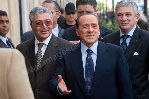 Silvio Berlusconi, President of the Italian Council, visited Tunisia to meet with Prime Minister Béji Caïd Essebsi. During a press conference, he announced the establishment of a Tunisian-Italian technical commission to "examine" the issue of immigration. In a brief statement, he noted that Italy would provide financial assistance to Tunisia to enable it to effectively control its coastline, without offering further details.“The urgent issue at hand is the high number of young Tunisians currently in Italy who wish to emigrate to Europe,” lamented the Italian prime minister.“The flow of migrants continues; on the night between Saturday and Sunday, 800 Tunisian migrants arrived, hence the need to find a solution,” he added.Mr. Berlusconi assured that “the repatriation of Tunisians will be carried out in a civilized manner,” emphasizing that the Italian government seeks “the best solutions, given the strong ties of friendship between the two countries.”Tensions have risen in recent days between the two countries over the issue of the mass departures of undocumented Tunisian migrants to Lampedusa.The small island, off the coast of Tunisia, has been overwhelmed by a wave of immigrants since the beginning of the year—more than 22,000, mostly Tunisians.
