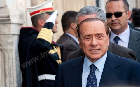 Silvio Berlusconi, President of the Italian Council, visited Tunisia to meet with Prime Minister Béji Caïd Essebsi. During a press conference, he announced the establishment of a Tunisian-Italian technical commission to "examine" the issue of immigration. In a brief statement, he noted that Italy would provide financial assistance to Tunisia to enable it to effectively control its coastline, without offering further details.“The urgent issue at hand is the high number of young Tunisians currently in Italy who wish to emigrate to Europe,” lamented the Italian prime minister.“The flow of migrants continues; on the night between Saturday and Sunday, 800 Tunisian migrants arrived, hence the need to find a solution,” he added.Mr. Berlusconi assured that “the repatriation of Tunisians will be carried out in a civilized manner,” emphasizing that the Italian government seeks “the best solutions, given the strong ties of friendship between the two countries.”Tensions have risen in recent days between the two countries over the issue of the mass departures of undocumented Tunisian migrants to Lampedusa.The small island, off the coast of Tunisia, has been overwhelmed by a wave of immigrants since the beginning of the year—more than 22,000, mostly Tunisians.