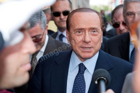 Silvio Berlusconi, President of the Italian Council, visited Tunisia to meet with Prime Minister Béji Caïd Essebsi. During a press conference, he announced the establishment of a Tunisian-Italian technical commission to "examine" the issue of immigration. In a brief statement, he noted that Italy would provide financial assistance to Tunisia to enable it to effectively control its coastline, without offering further details.“The urgent issue at hand is the high number of young Tunisians currently in Italy who wish to emigrate to Europe,” lamented the Italian prime minister.“The flow of migrants continues; on the night between Saturday and Sunday, 800 Tunisian migrants arrived, hence the need to find a solution,” he added.Mr. Berlusconi assured that “the repatriation of Tunisians will be carried out in a civilized manner,” emphasizing that the Italian government seeks “the best solutions, given the strong ties of friendship between the two countries.”Tensions have risen in recent days between the two countries over the issue of the mass departures of undocumented Tunisian migrants to Lampedusa.The small island, off the coast of Tunisia, has been overwhelmed by a wave of immigrants since the beginning of the year—more than 22,000, mostly Tunisians.