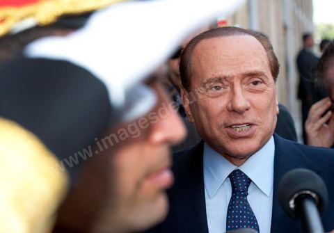 Silvio Berlusconi, President of the Italian Council, visited Tunisia to meet with Prime Minister Béji Caïd Essebsi. During a press conference, he announced the establishment of a Tunisian-Italian technical commission to "examine" the issue of immigration. In a brief statement, he noted that Italy would provide financial assistance to Tunisia to enable it to effectively control its coastline, without offering further details.“The urgent issue at hand is the high number of young Tunisians currently in Italy who wish to emigrate to Europe,” lamented the Italian prime minister.“The flow of migrants continues; on the night between Saturday and Sunday, 800 Tunisian migrants arrived, hence the need to find a solution,” he added.Mr. Berlusconi assured that “the repatriation of Tunisians will be carried out in a civilized manner,” emphasizing that the Italian government seeks “the best solutions, given the strong ties of friendship between the two countries.”Tensions have risen in recent days between the two countries over the issue of the mass departures of undocumented Tunisian migrants to Lampedusa.The small island, off the coast of Tunisia, has been overwhelmed by a wave of immigrants since the beginning of the year—more than 22,000, mostly Tunisians.