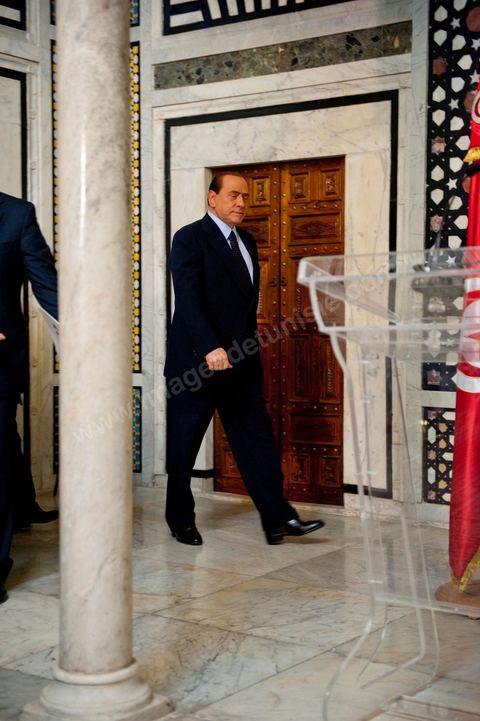 Silvio Berlusconi, President of the Italian Council, visited Tunisia to meet with Prime Minister Béji Caïd Essebsi. During a press conference, he announced the establishment of a Tunisian-Italian technical commission to "examine" the issue of immigration. In a brief statement, he noted that Italy would provide financial assistance to Tunisia to enable it to effectively control its coastline, without offering further details.“The urgent issue at hand is the high number of young Tunisians currently in Italy who wish to emigrate to Europe,” lamented the Italian prime minister.“The flow of migrants continues; on the night between Saturday and Sunday, 800 Tunisian migrants arrived, hence the need to find a solution,” he added.Mr. Berlusconi assured that “the repatriation of Tunisians will be carried out in a civilized manner,” emphasizing that the Italian government seeks “the best solutions, given the strong ties of friendship between the two countries.”Tensions have risen in recent days between the two countries over the issue of the mass departures of undocumented Tunisian migrants to Lampedusa.The small island, off the coast of Tunisia, has been overwhelmed by a wave of immigrants since the beginning of the year—more than 22,000, mostly Tunisians.