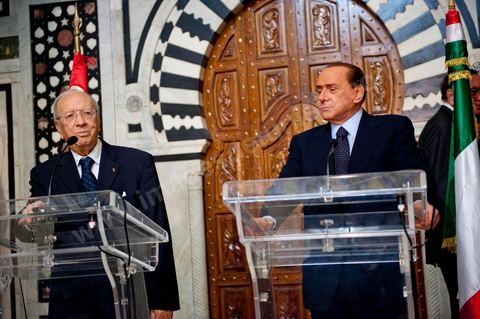 Silvio Berlusconi, President of the Italian Council, visited Tunisia to meet with Prime Minister Béji Caïd Essebsi. During a press conference, he announced the establishment of a Tunisian-Italian technical commission to "examine" the issue of immigration. In a brief statement, he noted that Italy would provide financial assistance to Tunisia to enable it to effectively control its coastline, without offering further details.“The urgent issue at hand is the high number of young Tunisians currently in Italy who wish to emigrate to Europe,” lamented the Italian prime minister.“The flow of migrants continues; on the night between Saturday and Sunday, 800 Tunisian migrants arrived, hence the need to find a solution,” he added.Mr. Berlusconi assured that “the repatriation of Tunisians will be carried out in a civilized manner,” emphasizing that the Italian government seeks “the best solutions, given the strong ties of friendship between the two countries.”Tensions have risen in recent days between the two countries over the issue of the mass departures of undocumented Tunisian migrants to Lampedusa.The small island, off the coast of Tunisia, has been overwhelmed by a wave of immigrants since the beginning of the year—more than 22,000, mostly Tunisians.