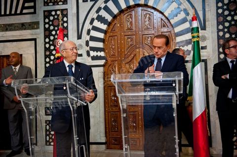 Silvio Berlusconi, President of the Italian Council, visited Tunisia to meet with Prime Minister Béji Caïd Essebsi. During a press conference, he announced the establishment of a Tunisian-Italian technical commission to "examine" the issue of immigration. In a brief statement, he noted that Italy would provide financial assistance to Tunisia to enable it to effectively control its coastline, without offering further details.“The urgent issue at hand is the high number of young Tunisians currently in Italy who wish to emigrate to Europe,” lamented the Italian prime minister.“The flow of migrants continues; on the night between Saturday and Sunday, 800 Tunisian migrants arrived, hence the need to find a solution,” he added.Mr. Berlusconi assured that “the repatriation of Tunisians will be carried out in a civilized manner,” emphasizing that the Italian government seeks “the best solutions, given the strong ties of friendship between the two countries.”Tensions have risen in recent days between the two countries over the issue of the mass departures of undocumented Tunisian migrants to Lampedusa.The small island, off the coast of Tunisia, has been overwhelmed by a wave of immigrants since the beginning of the year—more than 22,000, mostly Tunisians.