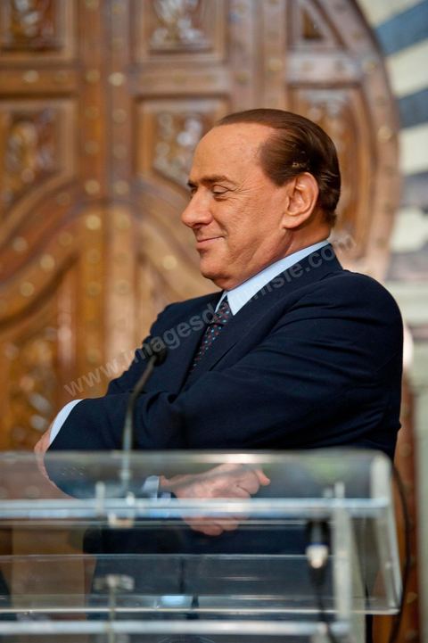 Silvio Berlusconi, President of the Italian Council, visited Tunisia to meet with Prime Minister Béji Caïd Essebsi. During a press conference, he announced the establishment of a Tunisian-Italian technical commission to "examine" the issue of immigration. In a brief statement, he noted that Italy would provide financial assistance to Tunisia to enable it to effectively control its coastline, without offering further details.“The urgent issue at hand is the high number of young Tunisians currently in Italy who wish to emigrate to Europe,” lamented the Italian prime minister.“The flow of migrants continues; on the night between Saturday and Sunday, 800 Tunisian migrants arrived, hence the need to find a solution,” he added.Mr. Berlusconi assured that “the repatriation of Tunisians will be carried out in a civilized manner,” emphasizing that the Italian government seeks “the best solutions, given the strong ties of friendship between the two countries.”Tensions have risen in recent days between the two countries over the issue of the mass departures of undocumented Tunisian migrants to Lampedusa.The small island, off the coast of Tunisia, has been overwhelmed by a wave of immigrants since the beginning of the year—more than 22,000, mostly Tunisians.