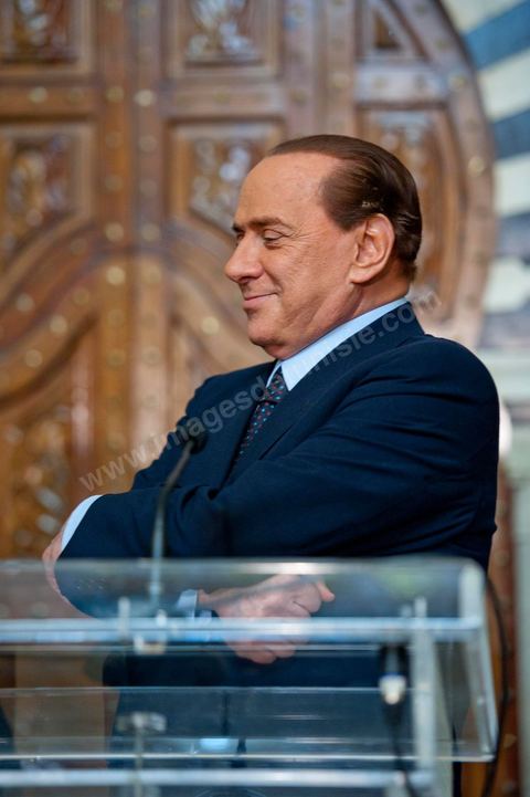 Silvio Berlusconi, President of the Italian Council, visited Tunisia to meet with Prime Minister Béji Caïd Essebsi. During a press conference, he announced the establishment of a Tunisian-Italian technical commission to "examine" the issue of immigration. In a brief statement, he noted that Italy would provide financial assistance to Tunisia to enable it to effectively control its coastline, without offering further details.“The urgent issue at hand is the high number of young Tunisians currently in Italy who wish to emigrate to Europe,” lamented the Italian prime minister.“The flow of migrants continues; on the night between Saturday and Sunday, 800 Tunisian migrants arrived, hence the need to find a solution,” he added.Mr. Berlusconi assured that “the repatriation of Tunisians will be carried out in a civilized manner,” emphasizing that the Italian government seeks “the best solutions, given the strong ties of friendship between the two countries.”Tensions have risen in recent days between the two countries over the issue of the mass departures of undocumented Tunisian migrants to Lampedusa.The small island, off the coast of Tunisia, has been overwhelmed by a wave of immigrants since the beginning of the year—more than 22,000, mostly Tunisians.