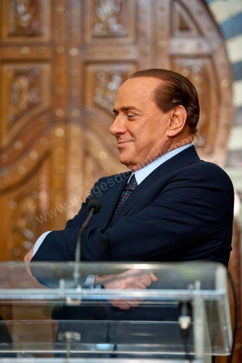 Silvio Berlusconi, President of the Italian Council, visited Tunisia to meet with Prime Minister Béji Caïd Essebsi. During a press conference, he announced the establishment of a Tunisian-Italian technical commission to "examine" the issue of immigration. In a brief statement, he noted that Italy would provide financial assistance to Tunisia to enable it to effectively control its coastline, without offering further details.“The urgent issue at hand is the high number of young Tunisians currently in Italy who wish to emigrate to Europe,” lamented the Italian prime minister.“The flow of migrants continues; on the night between Saturday and Sunday, 800 Tunisian migrants arrived, hence the need to find a solution,” he added.Mr. Berlusconi assured that “the repatriation of Tunisians will be carried out in a civilized manner,” emphasizing that the Italian government seeks “the best solutions, given the strong ties of friendship between the two countries.”Tensions have risen in recent days between the two countries over the issue of the mass departures of undocumented Tunisian migrants to Lampedusa.The small island, off the coast of Tunisia, has been overwhelmed by a wave of immigrants since the beginning of the year—more than 22,000, mostly Tunisians.