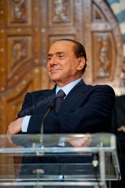 Silvio Berlusconi, President of the Italian Council, visited Tunisia to meet with Prime Minister Béji Caïd Essebsi. During a press conference, he announced the establishment of a Tunisian-Italian technical commission to "examine" the issue of immigration. In a brief statement, he noted that Italy would provide financial assistance to Tunisia to enable it to effectively control its coastline, without offering further details.“The urgent issue at hand is the high number of young Tunisians currently in Italy who wish to emigrate to Europe,” lamented the Italian prime minister.“The flow of migrants continues; on the night between Saturday and Sunday, 800 Tunisian migrants arrived, hence the need to find a solution,” he added.Mr. Berlusconi assured that “the repatriation of Tunisians will be carried out in a civilized manner,” emphasizing that the Italian government seeks “the best solutions, given the strong ties of friendship between the two countries.”Tensions have risen in recent days between the two countries over the issue of the mass departures of undocumented Tunisian migrants to Lampedusa.The small island, off the coast of Tunisia, has been overwhelmed by a wave of immigrants since the beginning of the year—more than 22,000, mostly Tunisians.