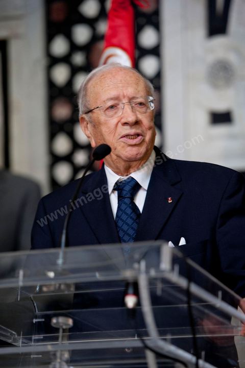 Silvio Berlusconi, President of the Italian Council, visited Tunisia to meet with Prime Minister Béji Caïd Essebsi. During a press conference, he announced the establishment of a Tunisian-Italian technical commission to "examine" the issue of immigration. In a brief statement, he noted that Italy would provide financial assistance to Tunisia to enable it to effectively control its coastline, without offering further details.“The urgent issue at hand is the high number of young Tunisians currently in Italy who wish to emigrate to Europe,” lamented the Italian prime minister.“The flow of migrants continues; on the night between Saturday and Sunday, 800 Tunisian migrants arrived, hence the need to find a solution,” he added.Mr. Berlusconi assured that “the repatriation of Tunisians will be carried out in a civilized manner,” emphasizing that the Italian government seeks “the best solutions, given the strong ties of friendship between the two countries.”Tensions have risen in recent days between the two countries over the issue of the mass departures of undocumented Tunisian migrants to Lampedusa.The small island, off the coast of Tunisia, has been overwhelmed by a wave of immigrants since the beginning of the year—more than 22,000, mostly Tunisians.