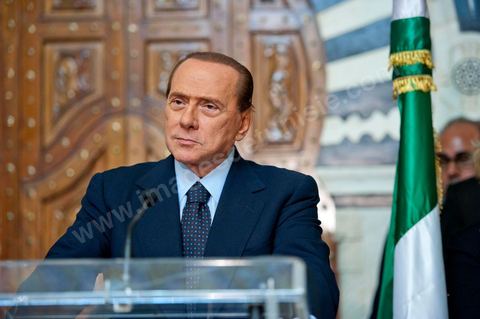 Silvio Berlusconi, President of the Italian Council, visited Tunisia to meet with Prime Minister Béji Caïd Essebsi. During a press conference, he announced the establishment of a Tunisian-Italian technical commission to "examine" the issue of immigration. In a brief statement, he noted that Italy would provide financial assistance to Tunisia to enable it to effectively control its coastline, without offering further details.“The urgent issue at hand is the high number of young Tunisians currently in Italy who wish to emigrate to Europe,” lamented the Italian prime minister.“The flow of migrants continues; on the night between Saturday and Sunday, 800 Tunisian migrants arrived, hence the need to find a solution,” he added.Mr. Berlusconi assured that “the repatriation of Tunisians will be carried out in a civilized manner,” emphasizing that the Italian government seeks “the best solutions, given the strong ties of friendship between the two countries.”Tensions have risen in recent days between the two countries over the issue of the mass departures of undocumented Tunisian migrants to Lampedusa.The small island, off the coast of Tunisia, has been overwhelmed by a wave of immigrants since the beginning of the year—more than 22,000, mostly Tunisians.
