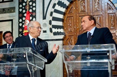 Silvio Berlusconi, President of the Italian Council, visited Tunisia to meet with Prime Minister Béji Caïd Essebsi. During a press conference, he announced the establishment of a Tunisian-Italian technical commission to "examine" the issue of immigration. In a brief statement, he noted that Italy would provide financial assistance to Tunisia to enable it to effectively control its coastline, without offering further details.“The urgent issue at hand is the high number of young Tunisians currently in Italy who wish to emigrate to Europe,” lamented the Italian prime minister.“The flow of migrants continues; on the night between Saturday and Sunday, 800 Tunisian migrants arrived, hence the need to find a solution,” he added.Mr. Berlusconi assured that “the repatriation of Tunisians will be carried out in a civilized manner,” emphasizing that the Italian government seeks “the best solutions, given the strong ties of friendship between the two countries.”Tensions have risen in recent days between the two countries over the issue of the mass departures of undocumented Tunisian migrants to Lampedusa.The small island, off the coast of Tunisia, has been overwhelmed by a wave of immigrants since the beginning of the year—more than 22,000, mostly Tunisians.