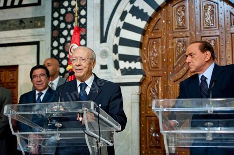Silvio Berlusconi, President of the Italian Council, visited Tunisia to meet with Prime Minister Béji Caïd Essebsi. During a press conference, he announced the establishment of a Tunisian-Italian technical commission to "examine" the issue of immigration. In a brief statement, he noted that Italy would provide financial assistance to Tunisia to enable it to effectively control its coastline, without offering further details.“The urgent issue at hand is the high number of young Tunisians currently in Italy who wish to emigrate to Europe,” lamented the Italian prime minister.“The flow of migrants continues; on the night between Saturday and Sunday, 800 Tunisian migrants arrived, hence the need to find a solution,” he added.Mr. Berlusconi assured that “the repatriation of Tunisians will be carried out in a civilized manner,” emphasizing that the Italian government seeks “the best solutions, given the strong ties of friendship between the two countries.”Tensions have risen in recent days between the two countries over the issue of the mass departures of undocumented Tunisian migrants to Lampedusa.The small island, off the coast of Tunisia, has been overwhelmed by a wave of immigrants since the beginning of the year—more than 22,000, mostly Tunisians.