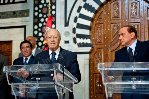 Silvio Berlusconi, President of the Italian Council, visited Tunisia to meet with Prime Minister Béji Caïd Essebsi. During a press conference, he announced the establishment of a Tunisian-Italian technical commission to "examine" the issue of immigration. In a brief statement, he noted that Italy would provide financial assistance to Tunisia to enable it to effectively control its coastline, without offering further details.“The urgent issue at hand is the high number of young Tunisians currently in Italy who wish to emigrate to Europe,” lamented the Italian prime minister.“The flow of migrants continues; on the night between Saturday and Sunday, 800 Tunisian migrants arrived, hence the need to find a solution,” he added.Mr. Berlusconi assured that “the repatriation of Tunisians will be carried out in a civilized manner,” emphasizing that the Italian government seeks “the best solutions, given the strong ties of friendship between the two countries.”Tensions have risen in recent days between the two countries over the issue of the mass departures of undocumented Tunisian migrants to Lampedusa.The small island, off the coast of Tunisia, has been overwhelmed by a wave of immigrants since the beginning of the year—more than 22,000, mostly Tunisians.