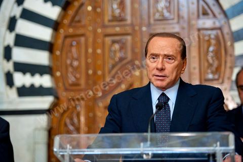 Silvio Berlusconi, President of the Italian Council, visited Tunisia to meet with Prime Minister Béji Caïd Essebsi. During a press conference, he announced the establishment of a Tunisian-Italian technical commission to "examine" the issue of immigration. In a brief statement, he noted that Italy would provide financial assistance to Tunisia to enable it to effectively control its coastline, without offering further details.“The urgent issue at hand is the high number of young Tunisians currently in Italy who wish to emigrate to Europe,” lamented the Italian prime minister.“The flow of migrants continues; on the night between Saturday and Sunday, 800 Tunisian migrants arrived, hence the need to find a solution,” he added.Mr. Berlusconi assured that “the repatriation of Tunisians will be carried out in a civilized manner,” emphasizing that the Italian government seeks “the best solutions, given the strong ties of friendship between the two countries.”Tensions have risen in recent days between the two countries over the issue of the mass departures of undocumented Tunisian migrants to Lampedusa.The small island, off the coast of Tunisia, has been overwhelmed by a wave of immigrants since the beginning of the year—more than 22,000, mostly Tunisians.