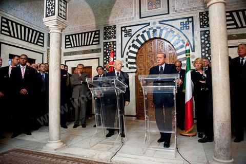Silvio Berlusconi, President of the Italian Council, visited Tunisia to meet with Prime Minister Béji Caïd Essebsi. During a press conference, he announced the establishment of a Tunisian-Italian technical commission to "examine" the issue of immigration. In a brief statement, he noted that Italy would provide financial assistance to Tunisia to enable it to effectively control its coastline, without offering further details.“The urgent issue at hand is the high number of young Tunisians currently in Italy who wish to emigrate to Europe,” lamented the Italian prime minister.“The flow of migrants continues; on the night between Saturday and Sunday, 800 Tunisian migrants arrived, hence the need to find a solution,” he added.Mr. Berlusconi assured that “the repatriation of Tunisians will be carried out in a civilized manner,” emphasizing that the Italian government seeks “the best solutions, given the strong ties of friendship between the two countries.”Tensions have risen in recent days between the two countries over the issue of the mass departures of undocumented Tunisian migrants to Lampedusa.The small island, off the coast of Tunisia, has been overwhelmed by a wave of immigrants since the beginning of the year—more than 22,000, mostly Tunisians.