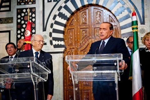 Silvio Berlusconi, President of the Italian Council, visited Tunisia to meet with Prime Minister Béji Caïd Essebsi. During a press conference, he announced the establishment of a Tunisian-Italian technical commission to "examine" the issue of immigration. In a brief statement, he noted that Italy would provide financial assistance to Tunisia to enable it to effectively control its coastline, without offering further details.“The urgent issue at hand is the high number of young Tunisians currently in Italy who wish to emigrate to Europe,” lamented the Italian prime minister.“The flow of migrants continues; on the night between Saturday and Sunday, 800 Tunisian migrants arrived, hence the need to find a solution,” he added.Mr. Berlusconi assured that “the repatriation of Tunisians will be carried out in a civilized manner,” emphasizing that the Italian government seeks “the best solutions, given the strong ties of friendship between the two countries.”Tensions have risen in recent days between the two countries over the issue of the mass departures of undocumented Tunisian migrants to Lampedusa.The small island, off the coast of Tunisia, has been overwhelmed by a wave of immigrants since the beginning of the year—more than 22,000, mostly Tunisians.