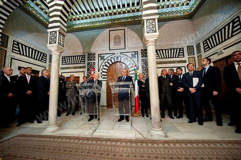Silvio Berlusconi, President of the Italian Council, visited Tunisia to meet with Prime Minister Béji Caïd Essebsi. During a press conference, he announced the establishment of a Tunisian-Italian technical commission to "examine" the issue of immigration. In a brief statement, he noted that Italy would provide financial assistance to Tunisia to enable it to effectively control its coastline, without offering further details.“The urgent issue at hand is the high number of young Tunisians currently in Italy who wish to emigrate to Europe,” lamented the Italian prime minister.“The flow of migrants continues; on the night between Saturday and Sunday, 800 Tunisian migrants arrived, hence the need to find a solution,” he added.Mr. Berlusconi assured that “the repatriation of Tunisians will be carried out in a civilized manner,” emphasizing that the Italian government seeks “the best solutions, given the strong ties of friendship between the two countries.”Tensions have risen in recent days between the two countries over the issue of the mass departures of undocumented Tunisian migrants to Lampedusa.The small island, off the coast of Tunisia, has been overwhelmed by a wave of immigrants since the beginning of the year—more than 22,000, mostly Tunisians.