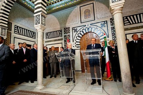 Silvio Berlusconi, President of the Italian Council, visited Tunisia to meet with Prime Minister Béji Caïd Essebsi. During a press conference, he announced the establishment of a Tunisian-Italian technical commission to "examine" the issue of immigration. In a brief statement, he noted that Italy would provide financial assistance to Tunisia to enable it to effectively control its coastline, without offering further details.“The urgent issue at hand is the high number of young Tunisians currently in Italy who wish to emigrate to Europe,” lamented the Italian prime minister.“The flow of migrants continues; on the night between Saturday and Sunday, 800 Tunisian migrants arrived, hence the need to find a solution,” he added.Mr. Berlusconi assured that “the repatriation of Tunisians will be carried out in a civilized manner,” emphasizing that the Italian government seeks “the best solutions, given the strong ties of friendship between the two countries.”Tensions have risen in recent days between the two countries over the issue of the mass departures of undocumented Tunisian migrants to Lampedusa.The small island, off the coast of Tunisia, has been overwhelmed by a wave of immigrants since the beginning of the year—more than 22,000, mostly Tunisians.