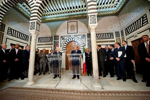 Silvio Berlusconi, President of the Italian Council, visited Tunisia to meet with Prime Minister Béji Caïd Essebsi. During a press conference, he announced the establishment of a Tunisian-Italian technical commission to "examine" the issue of immigration. In a brief statement, he noted that Italy would provide financial assistance to Tunisia to enable it to effectively control its coastline, without offering further details.“The urgent issue at hand is the high number of young Tunisians currently in Italy who wish to emigrate to Europe,” lamented the Italian prime minister.“The flow of migrants continues; on the night between Saturday and Sunday, 800 Tunisian migrants arrived, hence the need to find a solution,” he added.Mr. Berlusconi assured that “the repatriation of Tunisians will be carried out in a civilized manner,” emphasizing that the Italian government seeks “the best solutions, given the strong ties of friendship between the two countries.”Tensions have risen in recent days between the two countries over the issue of the mass departures of undocumented Tunisian migrants to Lampedusa.The small island, off the coast of Tunisia, has been overwhelmed by a wave of immigrants since the beginning of the year—more than 22,000, mostly Tunisians.
