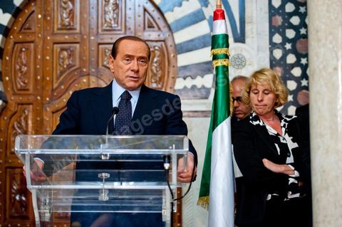 Silvio Berlusconi, President of the Italian Council, visited Tunisia to meet with Prime Minister Béji Caïd Essebsi. During a press conference, he announced the establishment of a Tunisian-Italian technical commission to "examine" the issue of immigration. In a brief statement, he noted that Italy would provide financial assistance to Tunisia to enable it to effectively control its coastline, without offering further details.“The urgent issue at hand is the high number of young Tunisians currently in Italy who wish to emigrate to Europe,” lamented the Italian prime minister.“The flow of migrants continues; on the night between Saturday and Sunday, 800 Tunisian migrants arrived, hence the need to find a solution,” he added.Mr. Berlusconi assured that “the repatriation of Tunisians will be carried out in a civilized manner,” emphasizing that the Italian government seeks “the best solutions, given the strong ties of friendship between the two countries.”Tensions have risen in recent days between the two countries over the issue of the mass departures of undocumented Tunisian migrants to Lampedusa.The small island, off the coast of Tunisia, has been overwhelmed by a wave of immigrants since the beginning of the year—more than 22,000, mostly Tunisians.