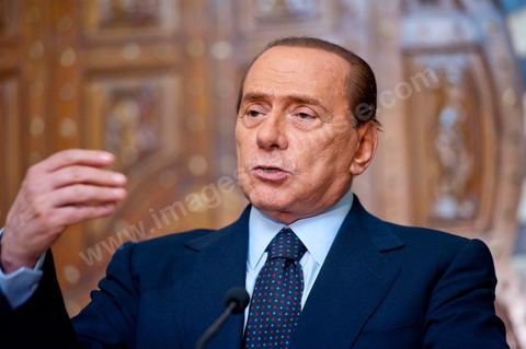 Silvio Berlusconi, President of the Italian Council, visited Tunisia to meet with Prime Minister Béji Caïd Essebsi. During a press conference, he announced the establishment of a Tunisian-Italian technical commission to "examine" the issue of immigration. In a brief statement, he noted that Italy would provide financial assistance to Tunisia to enable it to effectively control its coastline, without offering further details.“The urgent issue at hand is the high number of young Tunisians currently in Italy who wish to emigrate to Europe,” lamented the Italian prime minister.“The flow of migrants continues; on the night between Saturday and Sunday, 800 Tunisian migrants arrived, hence the need to find a solution,” he added.Mr. Berlusconi assured that “the repatriation of Tunisians will be carried out in a civilized manner,” emphasizing that the Italian government seeks “the best solutions, given the strong ties of friendship between the two countries.”Tensions have risen in recent days between the two countries over the issue of the mass departures of undocumented Tunisian migrants to Lampedusa.The small island, off the coast of Tunisia, has been overwhelmed by a wave of immigrants since the beginning of the year—more than 22,000, mostly Tunisians.