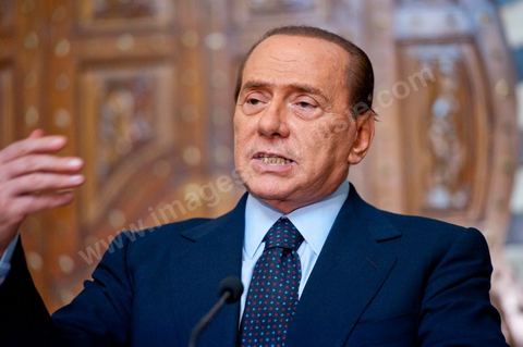 Silvio Berlusconi, President of the Italian Council, visited Tunisia to meet with Prime Minister Béji Caïd Essebsi. During a press conference, he announced the establishment of a Tunisian-Italian technical commission to "examine" the issue of immigration. In a brief statement, he noted that Italy would provide financial assistance to Tunisia to enable it to effectively control its coastline, without offering further details.“The urgent issue at hand is the high number of young Tunisians currently in Italy who wish to emigrate to Europe,” lamented the Italian prime minister.“The flow of migrants continues; on the night between Saturday and Sunday, 800 Tunisian migrants arrived, hence the need to find a solution,” he added.Mr. Berlusconi assured that “the repatriation of Tunisians will be carried out in a civilized manner,” emphasizing that the Italian government seeks “the best solutions, given the strong ties of friendship between the two countries.”Tensions have risen in recent days between the two countries over the issue of the mass departures of undocumented Tunisian migrants to Lampedusa.The small island, off the coast of Tunisia, has been overwhelmed by a wave of immigrants since the beginning of the year—more than 22,000, mostly Tunisians.