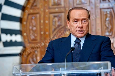 Silvio Berlusconi, President of the Italian Council, visited Tunisia to meet with Prime Minister Béji Caïd Essebsi. During a press conference, he announced the establishment of a Tunisian-Italian technical commission to "examine" the issue of immigration. In a brief statement, he noted that Italy would provide financial assistance to Tunisia to enable it to effectively control its coastline, without offering further details.“The urgent issue at hand is the high number of young Tunisians currently in Italy who wish to emigrate to Europe,” lamented the Italian prime minister.“The flow of migrants continues; on the night between Saturday and Sunday, 800 Tunisian migrants arrived, hence the need to find a solution,” he added.Mr. Berlusconi assured that “the repatriation of Tunisians will be carried out in a civilized manner,” emphasizing that the Italian government seeks “the best solutions, given the strong ties of friendship between the two countries.”Tensions have risen in recent days between the two countries over the issue of the mass departures of undocumented Tunisian migrants to Lampedusa.The small island, off the coast of Tunisia, has been overwhelmed by a wave of immigrants since the beginning of the year—more than 22,000, mostly Tunisians.