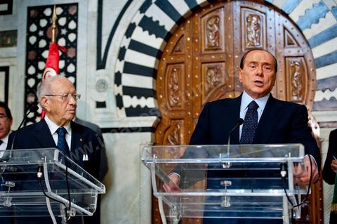 Silvio Berlusconi, President of the Italian Council, visited Tunisia to meet with Prime Minister Béji Caïd Essebsi. During a press conference, he announced the establishment of a Tunisian-Italian technical commission to "examine" the issue of immigration. In a brief statement, he noted that Italy would provide financial assistance to Tunisia to enable it to effectively control its coastline, without offering further details.“The urgent issue at hand is the high number of young Tunisians currently in Italy who wish to emigrate to Europe,” lamented the Italian prime minister.“The flow of migrants continues; on the night between Saturday and Sunday, 800 Tunisian migrants arrived, hence the need to find a solution,” he added.Mr. Berlusconi assured that “the repatriation of Tunisians will be carried out in a civilized manner,” emphasizing that the Italian government seeks “the best solutions, given the strong ties of friendship between the two countries.”Tensions have risen in recent days between the two countries over the issue of the mass departures of undocumented Tunisian migrants to Lampedusa.The small island, off the coast of Tunisia, has been overwhelmed by a wave of immigrants since the beginning of the year—more than 22,000, mostly Tunisians.