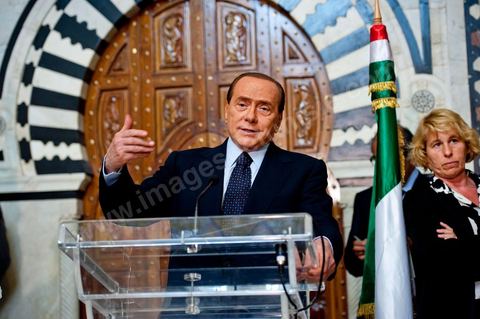 Silvio Berlusconi, President of the Italian Council, visited Tunisia to meet with Prime Minister Béji Caïd Essebsi. During a press conference, he announced the establishment of a Tunisian-Italian technical commission to "examine" the issue of immigration. In a brief statement, he noted that Italy would provide financial assistance to Tunisia to enable it to effectively control its coastline, without offering further details.“The urgent issue at hand is the high number of young Tunisians currently in Italy who wish to emigrate to Europe,” lamented the Italian prime minister.“The flow of migrants continues; on the night between Saturday and Sunday, 800 Tunisian migrants arrived, hence the need to find a solution,” he added.Mr. Berlusconi assured that “the repatriation of Tunisians will be carried out in a civilized manner,” emphasizing that the Italian government seeks “the best solutions, given the strong ties of friendship between the two countries.”Tensions have risen in recent days between the two countries over the issue of the mass departures of undocumented Tunisian migrants to Lampedusa.The small island, off the coast of Tunisia, has been overwhelmed by a wave of immigrants since the beginning of the year—more than 22,000, mostly Tunisians.