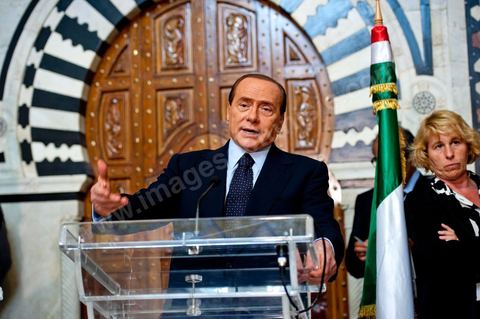 Silvio Berlusconi, President of the Italian Council, visited Tunisia to meet with Prime Minister Béji Caïd Essebsi. During a press conference, he announced the establishment of a Tunisian-Italian technical commission to "examine" the issue of immigration. In a brief statement, he noted that Italy would provide financial assistance to Tunisia to enable it to effectively control its coastline, without offering further details.“The urgent issue at hand is the high number of young Tunisians currently in Italy who wish to emigrate to Europe,” lamented the Italian prime minister.“The flow of migrants continues; on the night between Saturday and Sunday, 800 Tunisian migrants arrived, hence the need to find a solution,” he added.Mr. Berlusconi assured that “the repatriation of Tunisians will be carried out in a civilized manner,” emphasizing that the Italian government seeks “the best solutions, given the strong ties of friendship between the two countries.”Tensions have risen in recent days between the two countries over the issue of the mass departures of undocumented Tunisian migrants to Lampedusa.The small island, off the coast of Tunisia, has been overwhelmed by a wave of immigrants since the beginning of the year—more than 22,000, mostly Tunisians.