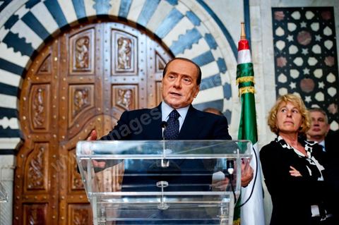 Silvio Berlusconi, President of the Italian Council, visited Tunisia to meet with Prime Minister Béji Caïd Essebsi. During a press conference, he announced the establishment of a Tunisian-Italian technical commission to "examine" the issue of immigration. In a brief statement, he noted that Italy would provide financial assistance to Tunisia to enable it to effectively control its coastline, without offering further details.“The urgent issue at hand is the high number of young Tunisians currently in Italy who wish to emigrate to Europe,” lamented the Italian prime minister.“The flow of migrants continues; on the night between Saturday and Sunday, 800 Tunisian migrants arrived, hence the need to find a solution,” he added.Mr. Berlusconi assured that “the repatriation of Tunisians will be carried out in a civilized manner,” emphasizing that the Italian government seeks “the best solutions, given the strong ties of friendship between the two countries.”Tensions have risen in recent days between the two countries over the issue of the mass departures of undocumented Tunisian migrants to Lampedusa.The small island, off the coast of Tunisia, has been overwhelmed by a wave of immigrants since the beginning of the year—more than 22,000, mostly Tunisians.