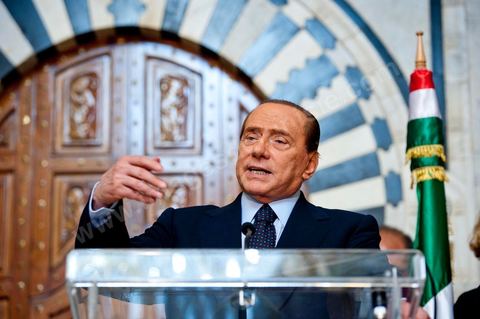 Silvio Berlusconi, President of the Italian Council, visited Tunisia to meet with Prime Minister Béji Caïd Essebsi. During a press conference, he announced the establishment of a Tunisian-Italian technical commission to "examine" the issue of immigration. In a brief statement, he noted that Italy would provide financial assistance to Tunisia to enable it to effectively control its coastline, without offering further details.“The urgent issue at hand is the high number of young Tunisians currently in Italy who wish to emigrate to Europe,” lamented the Italian prime minister.“The flow of migrants continues; on the night between Saturday and Sunday, 800 Tunisian migrants arrived, hence the need to find a solution,” he added.Mr. Berlusconi assured that “the repatriation of Tunisians will be carried out in a civilized manner,” emphasizing that the Italian government seeks “the best solutions, given the strong ties of friendship between the two countries.”Tensions have risen in recent days between the two countries over the issue of the mass departures of undocumented Tunisian migrants to Lampedusa.The small island, off the coast of Tunisia, has been overwhelmed by a wave of immigrants since the beginning of the year—more than 22,000, mostly Tunisians.