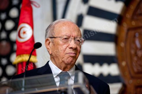 Silvio Berlusconi, President of the Italian Council, visited Tunisia to meet with Prime Minister Béji Caïd Essebsi. During a press conference, he announced the establishment of a Tunisian-Italian technical commission to "examine" the issue of immigration. In a brief statement, he noted that Italy would provide financial assistance to Tunisia to enable it to effectively control its coastline, without offering further details.“The urgent issue at hand is the high number of young Tunisians currently in Italy who wish to emigrate to Europe,” lamented the Italian prime minister.“The flow of migrants continues; on the night between Saturday and Sunday, 800 Tunisian migrants arrived, hence the need to find a solution,” he added.Mr. Berlusconi assured that “the repatriation of Tunisians will be carried out in a civilized manner,” emphasizing that the Italian government seeks “the best solutions, given the strong ties of friendship between the two countries.”Tensions have risen in recent days between the two countries over the issue of the mass departures of undocumented Tunisian migrants to Lampedusa.The small island, off the coast of Tunisia, has been overwhelmed by a wave of immigrants since the beginning of the year—more than 22,000, mostly Tunisians.