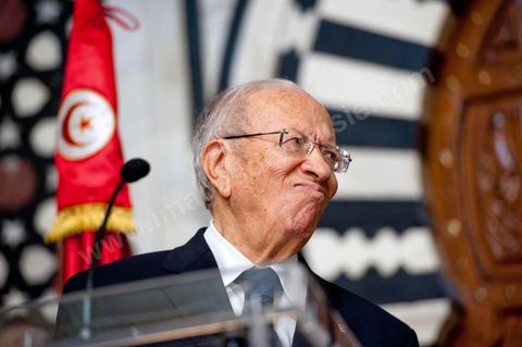 Silvio Berlusconi, President of the Italian Council, visited Tunisia to meet with Prime Minister Béji Caïd Essebsi. During a press conference, he announced the establishment of a Tunisian-Italian technical commission to "examine" the issue of immigration. In a brief statement, he noted that Italy would provide financial assistance to Tunisia to enable it to effectively control its coastline, without offering further details.“The urgent issue at hand is the high number of young Tunisians currently in Italy who wish to emigrate to Europe,” lamented the Italian prime minister.“The flow of migrants continues; on the night between Saturday and Sunday, 800 Tunisian migrants arrived, hence the need to find a solution,” he added.Mr. Berlusconi assured that “the repatriation of Tunisians will be carried out in a civilized manner,” emphasizing that the Italian government seeks “the best solutions, given the strong ties of friendship between the two countries.”Tensions have risen in recent days between the two countries over the issue of the mass departures of undocumented Tunisian migrants to Lampedusa.The small island, off the coast of Tunisia, has been overwhelmed by a wave of immigrants since the beginning of the year—more than 22,000, mostly Tunisians.