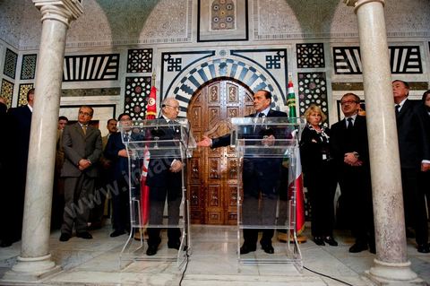 Silvio Berlusconi, President of the Italian Council, visited Tunisia to meet with Prime Minister Béji Caïd Essebsi. During a press conference, he announced the establishment of a Tunisian-Italian technical commission to "examine" the issue of immigration. In a brief statement, he noted that Italy would provide financial assistance to Tunisia to enable it to effectively control its coastline, without offering further details.“The urgent issue at hand is the high number of young Tunisians currently in Italy who wish to emigrate to Europe,” lamented the Italian prime minister.“The flow of migrants continues; on the night between Saturday and Sunday, 800 Tunisian migrants arrived, hence the need to find a solution,” he added.Mr. Berlusconi assured that “the repatriation of Tunisians will be carried out in a civilized manner,” emphasizing that the Italian government seeks “the best solutions, given the strong ties of friendship between the two countries.”Tensions have risen in recent days between the two countries over the issue of the mass departures of undocumented Tunisian migrants to Lampedusa.The small island, off the coast of Tunisia, has been overwhelmed by a wave of immigrants since the beginning of the year—more than 22,000, mostly Tunisians.