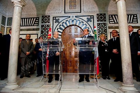 Silvio Berlusconi, President of the Italian Council, visited Tunisia to meet with Prime Minister Béji Caïd Essebsi. During a press conference, he announced the establishment of a Tunisian-Italian technical commission to "examine" the issue of immigration. In a brief statement, he noted that Italy would provide financial assistance to Tunisia to enable it to effectively control its coastline, without offering further details.“The urgent issue at hand is the high number of young Tunisians currently in Italy who wish to emigrate to Europe,” lamented the Italian prime minister.“The flow of migrants continues; on the night between Saturday and Sunday, 800 Tunisian migrants arrived, hence the need to find a solution,” he added.Mr. Berlusconi assured that “the repatriation of Tunisians will be carried out in a civilized manner,” emphasizing that the Italian government seeks “the best solutions, given the strong ties of friendship between the two countries.”Tensions have risen in recent days between the two countries over the issue of the mass departures of undocumented Tunisian migrants to Lampedusa.The small island, off the coast of Tunisia, has been overwhelmed by a wave of immigrants since the beginning of the year—more than 22,000, mostly Tunisians.