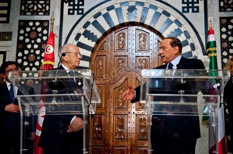 Silvio Berlusconi, President of the Italian Council, visited Tunisia to meet with Prime Minister Béji Caïd Essebsi. During a press conference, he announced the establishment of a Tunisian-Italian technical commission to "examine" the issue of immigration. In a brief statement, he noted that Italy would provide financial assistance to Tunisia to enable it to effectively control its coastline, without offering further details.“The urgent issue at hand is the high number of young Tunisians currently in Italy who wish to emigrate to Europe,” lamented the Italian prime minister.“The flow of migrants continues; on the night between Saturday and Sunday, 800 Tunisian migrants arrived, hence the need to find a solution,” he added.Mr. Berlusconi assured that “the repatriation of Tunisians will be carried out in a civilized manner,” emphasizing that the Italian government seeks “the best solutions, given the strong ties of friendship between the two countries.”Tensions have risen in recent days between the two countries over the issue of the mass departures of undocumented Tunisian migrants to Lampedusa.The small island, off the coast of Tunisia, has been overwhelmed by a wave of immigrants since the beginning of the year—more than 22,000, mostly Tunisians.