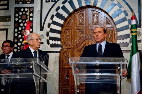 Silvio Berlusconi, President of the Italian Council, visited Tunisia to meet with Prime Minister Béji Caïd Essebsi. During a press conference, he announced the establishment of a Tunisian-Italian technical commission to "examine" the issue of immigration. In a brief statement, he noted that Italy would provide financial assistance to Tunisia to enable it to effectively control its coastline, without offering further details.“The urgent issue at hand is the high number of young Tunisians currently in Italy who wish to emigrate to Europe,” lamented the Italian prime minister.“The flow of migrants continues; on the night between Saturday and Sunday, 800 Tunisian migrants arrived, hence the need to find a solution,” he added.Mr. Berlusconi assured that “the repatriation of Tunisians will be carried out in a civilized manner,” emphasizing that the Italian government seeks “the best solutions, given the strong ties of friendship between the two countries.”Tensions have risen in recent days between the two countries over the issue of the mass departures of undocumented Tunisian migrants to Lampedusa.The small island, off the coast of Tunisia, has been overwhelmed by a wave of immigrants since the beginning of the year—more than 22,000, mostly Tunisians.