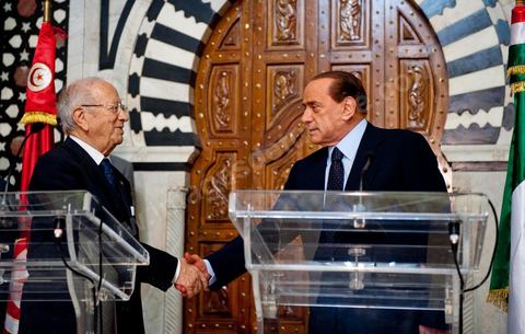 Silvio Berlusconi, President of the Italian Council, visited Tunisia to meet with Prime Minister Béji Caïd Essebsi. During a press conference, he announced the establishment of a Tunisian-Italian technical commission to "examine" the issue of immigration. In a brief statement, he noted that Italy would provide financial assistance to Tunisia to enable it to effectively control its coastline, without offering further details.“The urgent issue at hand is the high number of young Tunisians currently in Italy who wish to emigrate to Europe,” lamented the Italian prime minister.“The flow of migrants continues; on the night between Saturday and Sunday, 800 Tunisian migrants arrived, hence the need to find a solution,” he added.Mr. Berlusconi assured that “the repatriation of Tunisians will be carried out in a civilized manner,” emphasizing that the Italian government seeks “the best solutions, given the strong ties of friendship between the two countries.”Tensions have risen in recent days between the two countries over the issue of the mass departures of undocumented Tunisian migrants to Lampedusa.The small island, off the coast of Tunisia, has been overwhelmed by a wave of immigrants since the beginning of the year—more than 22,000, mostly Tunisians.