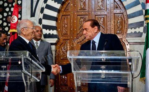 Silvio Berlusconi, President of the Italian Council, visited Tunisia to meet with Prime Minister Béji Caïd Essebsi. During a press conference, he announced the establishment of a Tunisian-Italian technical commission to "examine" the issue of immigration. In a brief statement, he noted that Italy would provide financial assistance to Tunisia to enable it to effectively control its coastline, without offering further details.“The urgent issue at hand is the high number of young Tunisians currently in Italy who wish to emigrate to Europe,” lamented the Italian prime minister.“The flow of migrants continues; on the night between Saturday and Sunday, 800 Tunisian migrants arrived, hence the need to find a solution,” he added.Mr. Berlusconi assured that “the repatriation of Tunisians will be carried out in a civilized manner,” emphasizing that the Italian government seeks “the best solutions, given the strong ties of friendship between the two countries.”Tensions have risen in recent days between the two countries over the issue of the mass departures of undocumented Tunisian migrants to Lampedusa.The small island, off the coast of Tunisia, has been overwhelmed by a wave of immigrants since the beginning of the year—more than 22,000, mostly Tunisians.