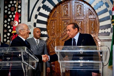 Silvio Berlusconi, President of the Italian Council, visited Tunisia to meet with Prime Minister Béji Caïd Essebsi. During a press conference, he announced the establishment of a Tunisian-Italian technical commission to "examine" the issue of immigration. In a brief statement, he noted that Italy would provide financial assistance to Tunisia to enable it to effectively control its coastline, without offering further details.“The urgent issue at hand is the high number of young Tunisians currently in Italy who wish to emigrate to Europe,” lamented the Italian prime minister.“The flow of migrants continues; on the night between Saturday and Sunday, 800 Tunisian migrants arrived, hence the need to find a solution,” he added.Mr. Berlusconi assured that “the repatriation of Tunisians will be carried out in a civilized manner,” emphasizing that the Italian government seeks “the best solutions, given the strong ties of friendship between the two countries.”Tensions have risen in recent days between the two countries over the issue of the mass departures of undocumented Tunisian migrants to Lampedusa.The small island, off the coast of Tunisia, has been overwhelmed by a wave of immigrants since the beginning of the year—more than 22,000, mostly Tunisians.