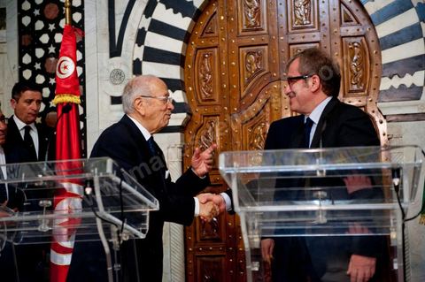 Silvio Berlusconi, President of the Italian Council, visited Tunisia to meet with Prime Minister Béji Caïd Essebsi. During a press conference, he announced the establishment of a Tunisian-Italian technical commission to "examine" the issue of immigration. In a brief statement, he noted that Italy would provide financial assistance to Tunisia to enable it to effectively control its coastline, without offering further details.“The urgent issue at hand is the high number of young Tunisians currently in Italy who wish to emigrate to Europe,” lamented the Italian prime minister.“The flow of migrants continues; on the night between Saturday and Sunday, 800 Tunisian migrants arrived, hence the need to find a solution,” he added.Mr. Berlusconi assured that “the repatriation of Tunisians will be carried out in a civilized manner,” emphasizing that the Italian government seeks “the best solutions, given the strong ties of friendship between the two countries.”Tensions have risen in recent days between the two countries over the issue of the mass departures of undocumented Tunisian migrants to Lampedusa.The small island, off the coast of Tunisia, has been overwhelmed by a wave of immigrants since the beginning of the year—more than 22,000, mostly Tunisians.