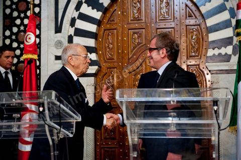 Silvio Berlusconi, President of the Italian Council, visited Tunisia to meet with Prime Minister Béji Caïd Essebsi. During a press conference, he announced the establishment of a Tunisian-Italian technical commission to "examine" the issue of immigration. In a brief statement, he noted that Italy would provide financial assistance to Tunisia to enable it to effectively control its coastline, without offering further details.“The urgent issue at hand is the high number of young Tunisians currently in Italy who wish to emigrate to Europe,” lamented the Italian prime minister.“The flow of migrants continues; on the night between Saturday and Sunday, 800 Tunisian migrants arrived, hence the need to find a solution,” he added.Mr. Berlusconi assured that “the repatriation of Tunisians will be carried out in a civilized manner,” emphasizing that the Italian government seeks “the best solutions, given the strong ties of friendship between the two countries.”Tensions have risen in recent days between the two countries over the issue of the mass departures of undocumented Tunisian migrants to Lampedusa.The small island, off the coast of Tunisia, has been overwhelmed by a wave of immigrants since the beginning of the year—more than 22,000, mostly Tunisians.